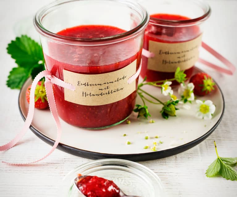 Erdbeermarmelade mit Holunderblüten