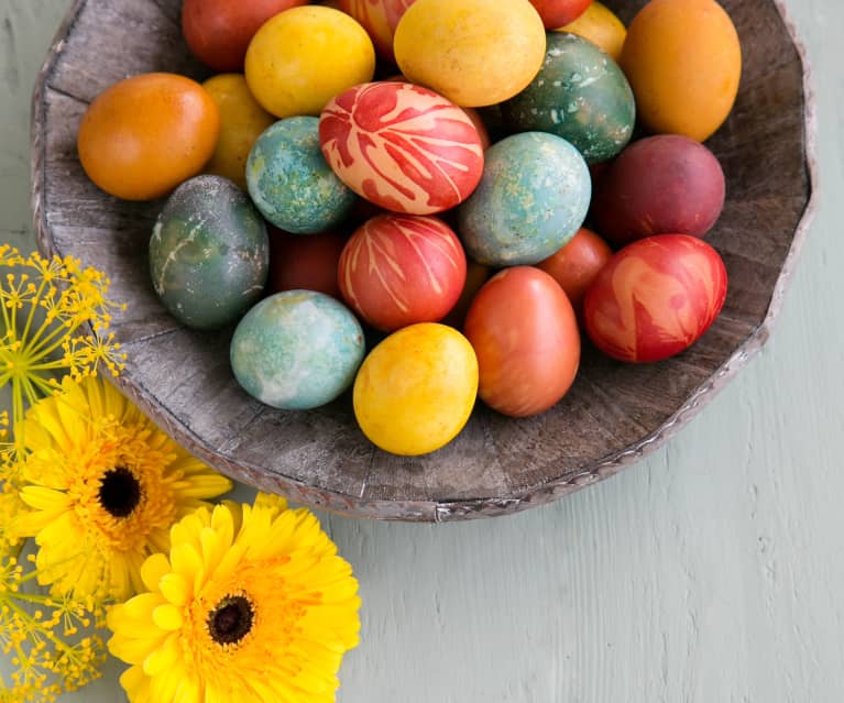 Βάψιμο αυγών με φυσικά χρώματα