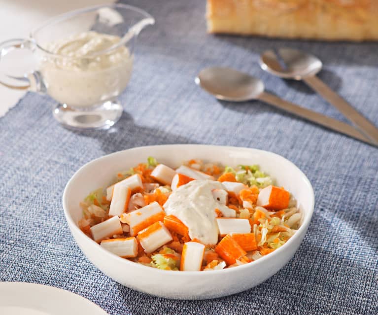 Ensalada mixta con palitos de cangrejo y salsa tártara