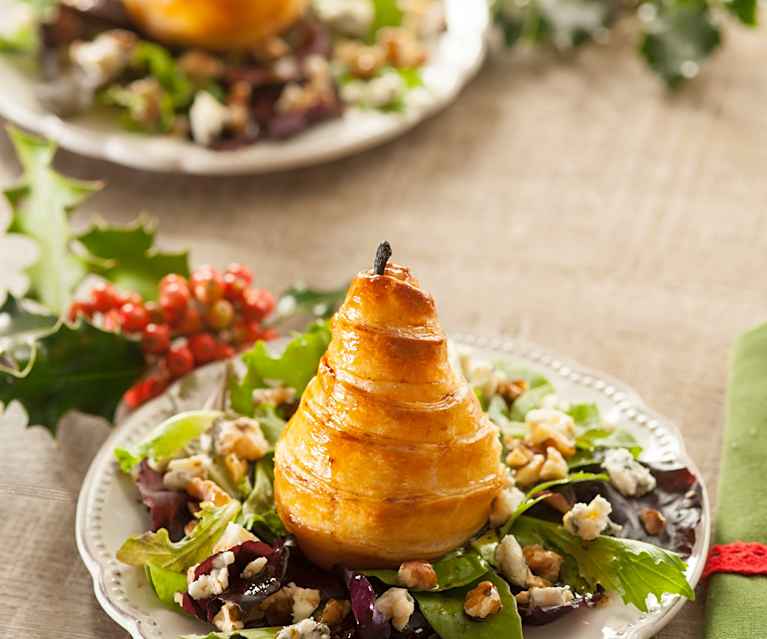 Pera en hojaldre y ensalada con roquefort y nueces Pera en hojaldre y ensalada con roquefort y nueces