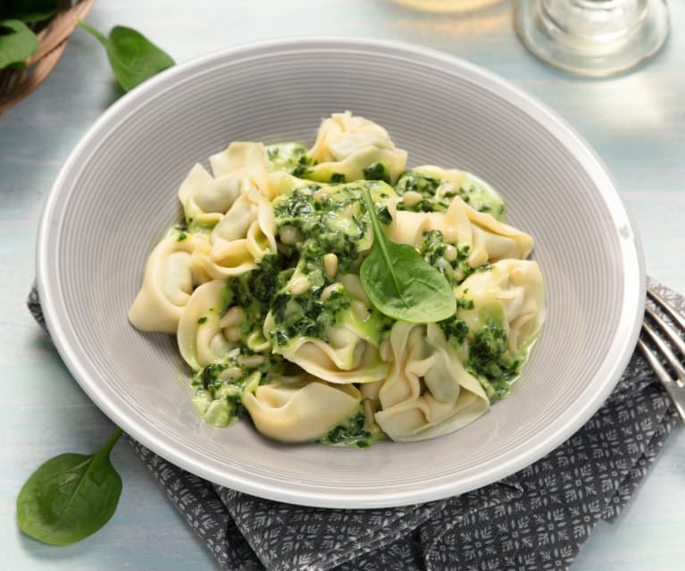 One Pot Tortelloni mit Gorgonzola-Spinat-Sauce