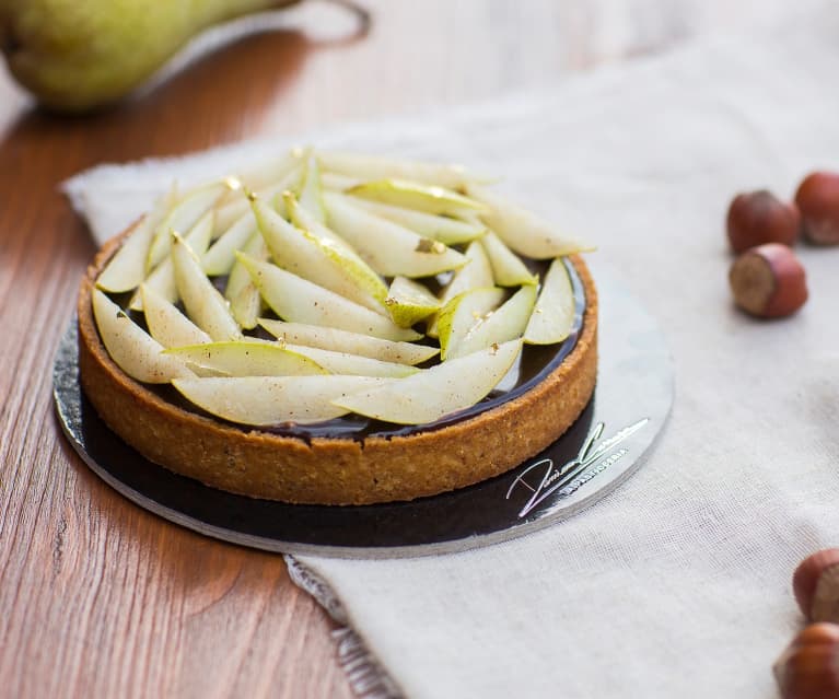 Torta alle nocciole con caramello salato e pere di Damiano Carrara