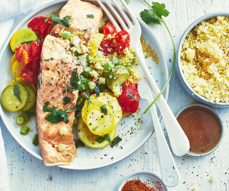 Saumon mariné, semoule épicée et légumes