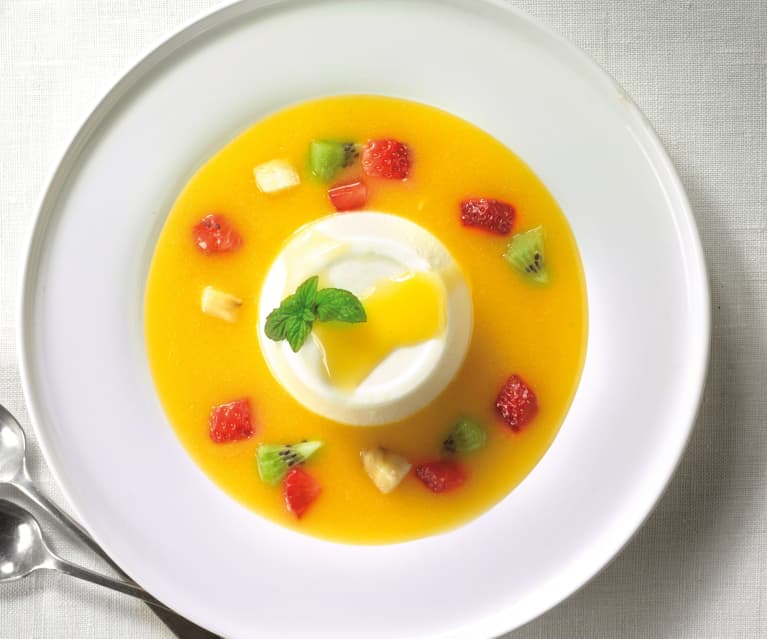 Mousse di yogurt con salsa alle albicocche