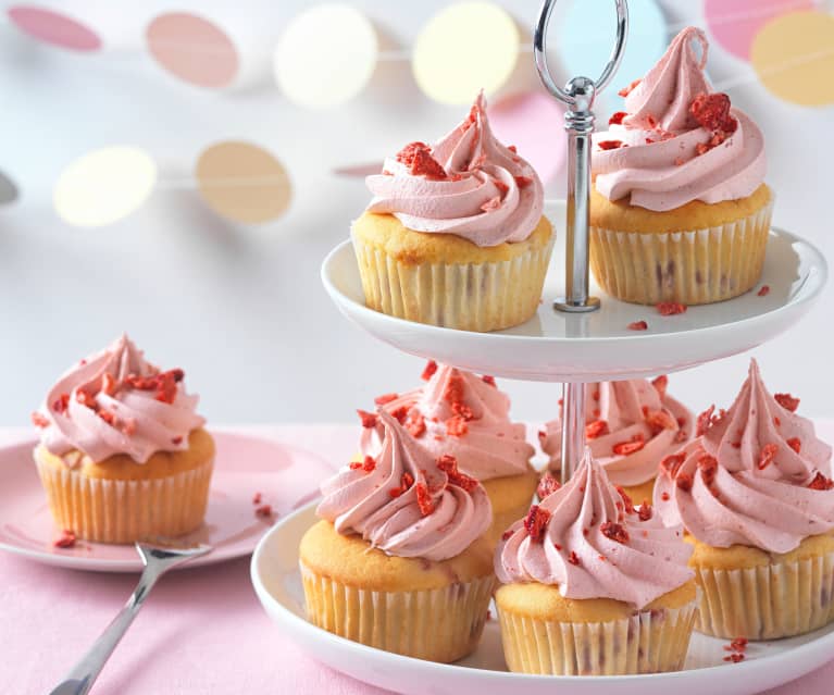 Vanille-Erdbeer Cupcakes mit rosa Swiss Meringue