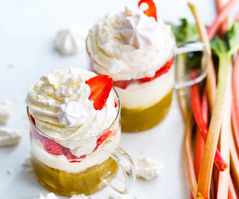 Eton mess, fraises et rhubarbe