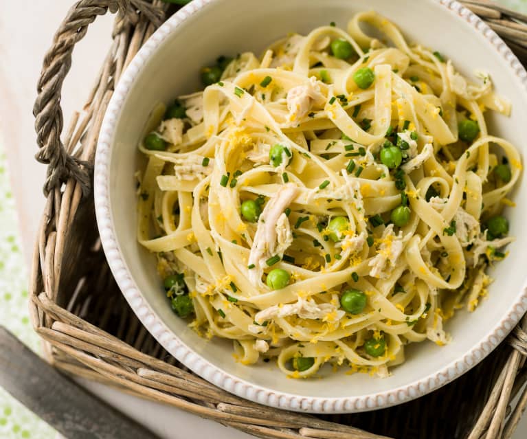 Fettuccini com frango e ervilhas