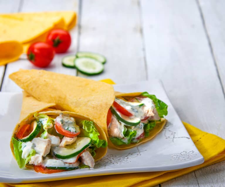 Wraps di pollo con insalata, cetrioli e pomodorini