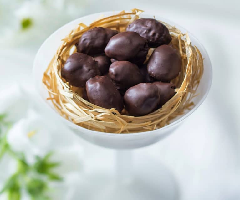 Πασχαλινά αυγά με σοκολάτα και αποξηραμένα δαμάσκηνα
