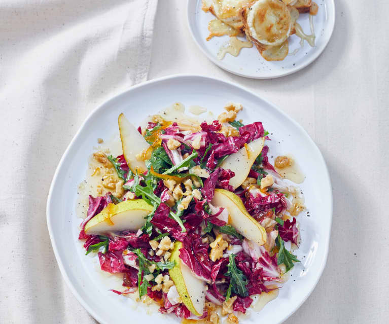 Radicchio mit warmem Balsamicodressing und Ziegenkäsetalern