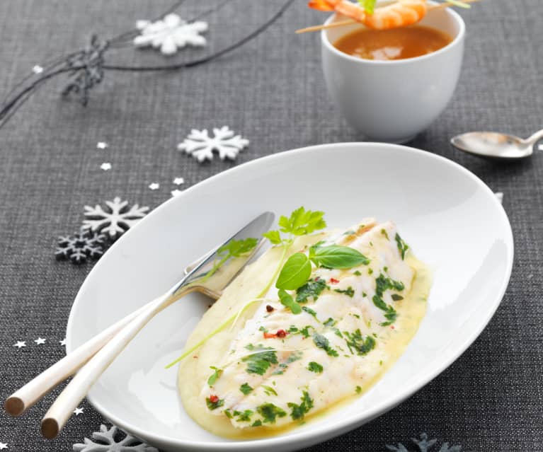 Bisque de crevettes à l'orange, bar aux herbes et purée de panais