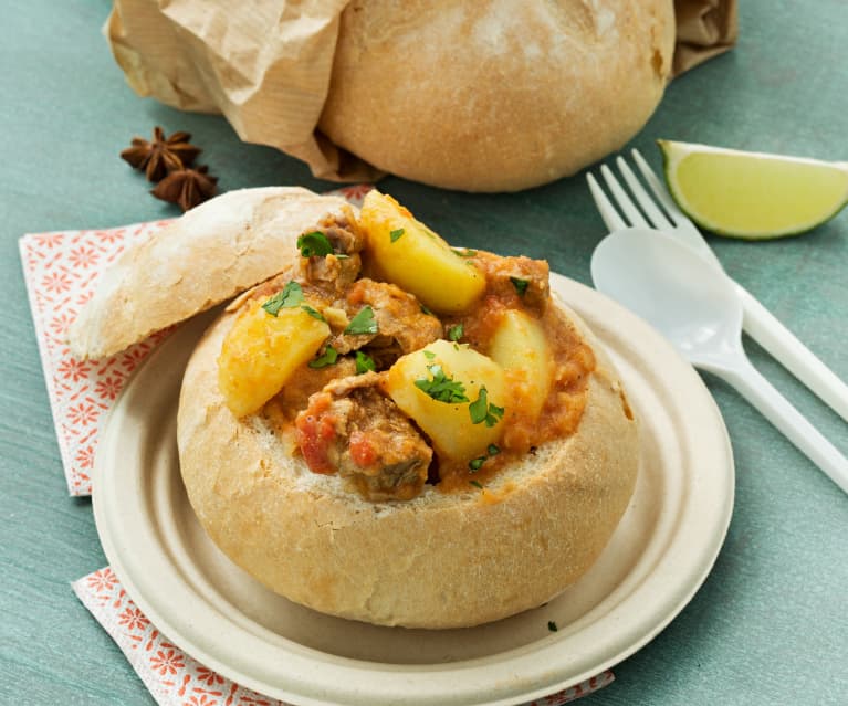 Bunny chow (pan relleno de curry de cordero)