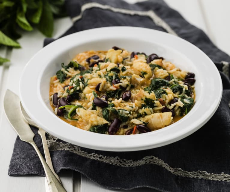 Arroz de bacalhau com espinafres e feijão