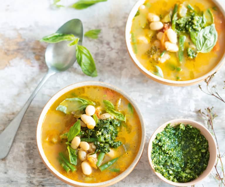 Soupe printanière courgettes, haricots, pesto