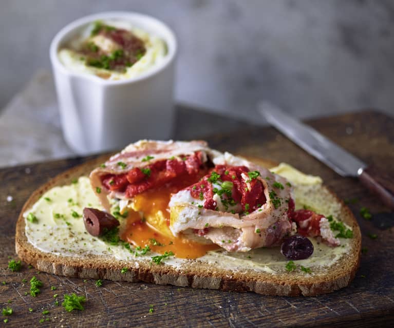 Frühstücksei mit Speck und Paprika