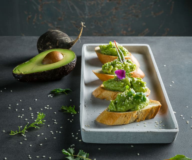 Crostini con crema di avocado e daikon