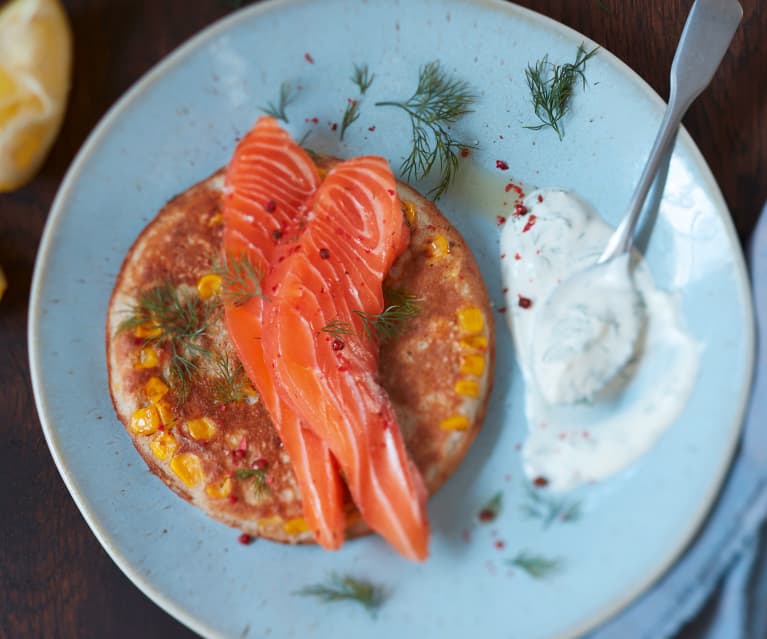 Blinis au sarrasin et au maïs, saumon mariné