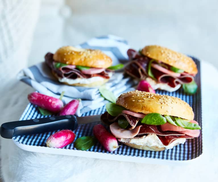 Bagel viande des Grisons, cresson et sauce moutarde à l'ancienne