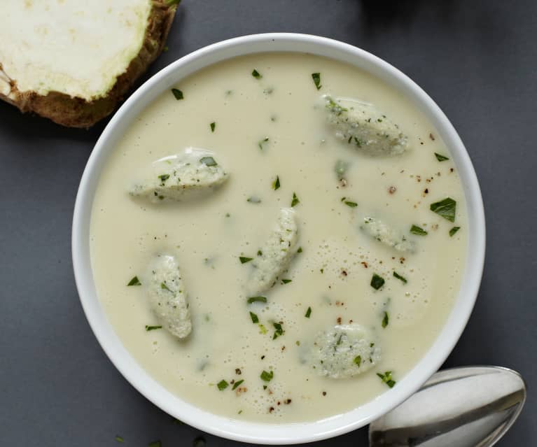 Sellerie-Kartoffel-Suppe mit Kräuterklößchen