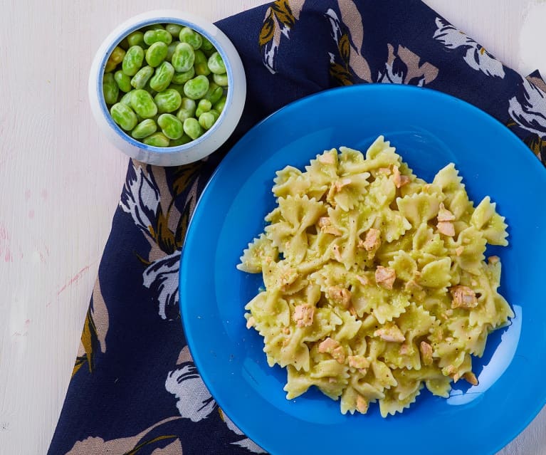 Pasta con crema di fave e salmone