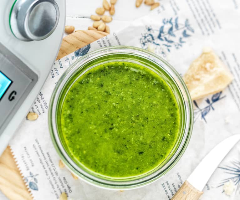 Pesto à l'ail des ours, au Parmesan et à la poudre d'amandes