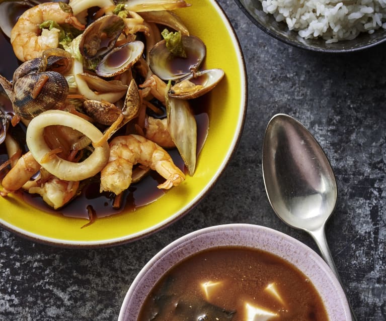 Zuppa di miso, frutti di mare al sake e contorno di riso