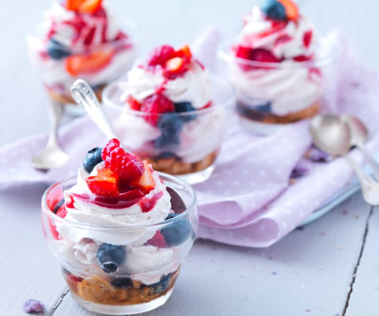 Violette : un dessert de fêtes aux fruits rouges et à la violette 