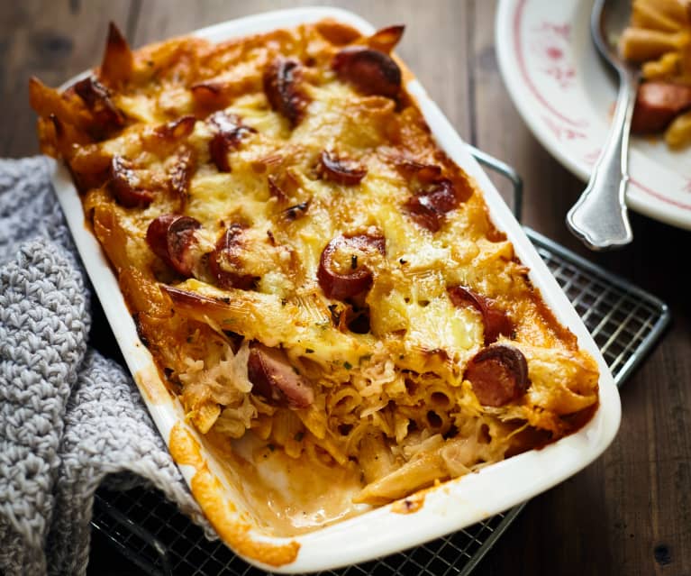 Nudelgratin mit Kraut und Würstchen