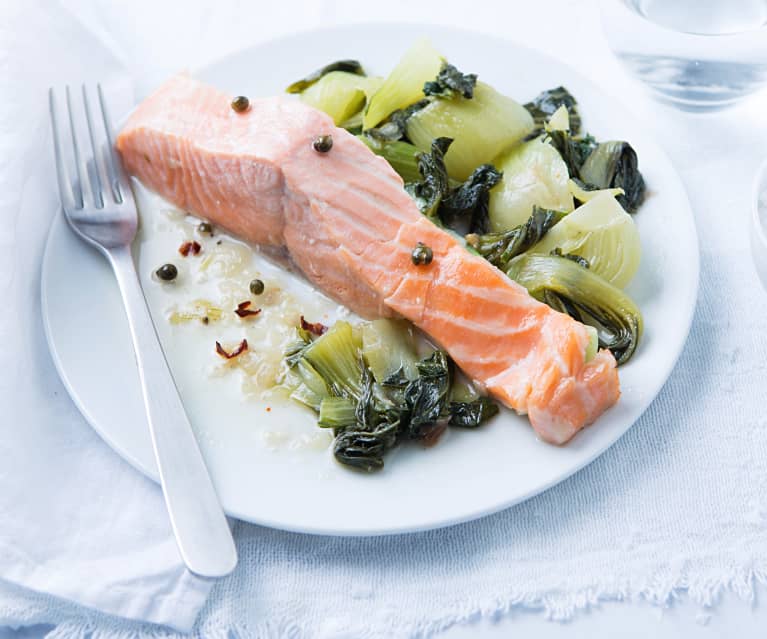 Salmón con pak choi a la pimienta verde