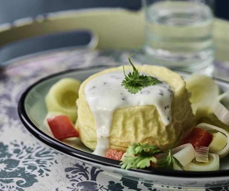 Ziegenkäse-Soufflé, Joghurtsauce und Lauch