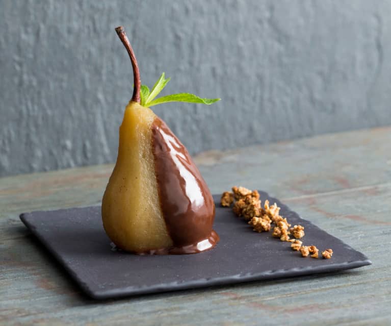 Poires pochées au miel, sauce au chocolat et crumble aux noix