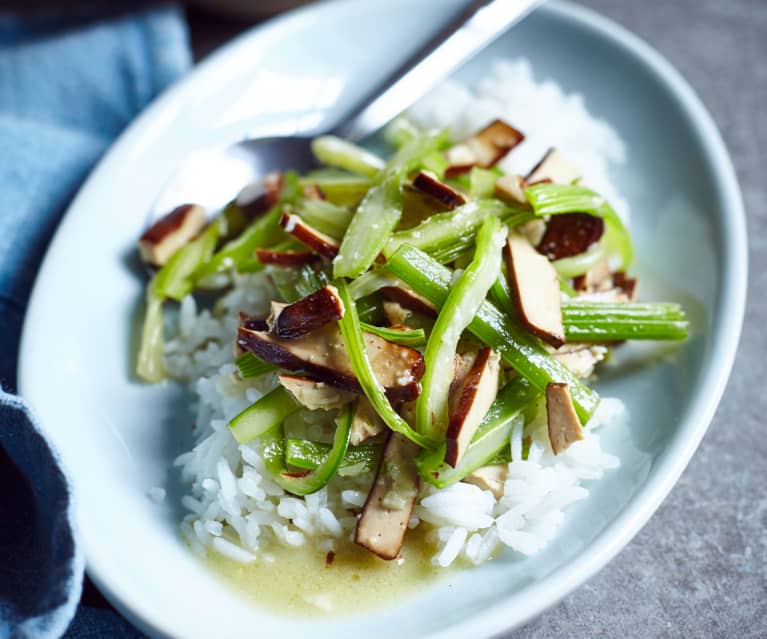 Staudensellerie mit Räuchertofu (西芹炒香干)