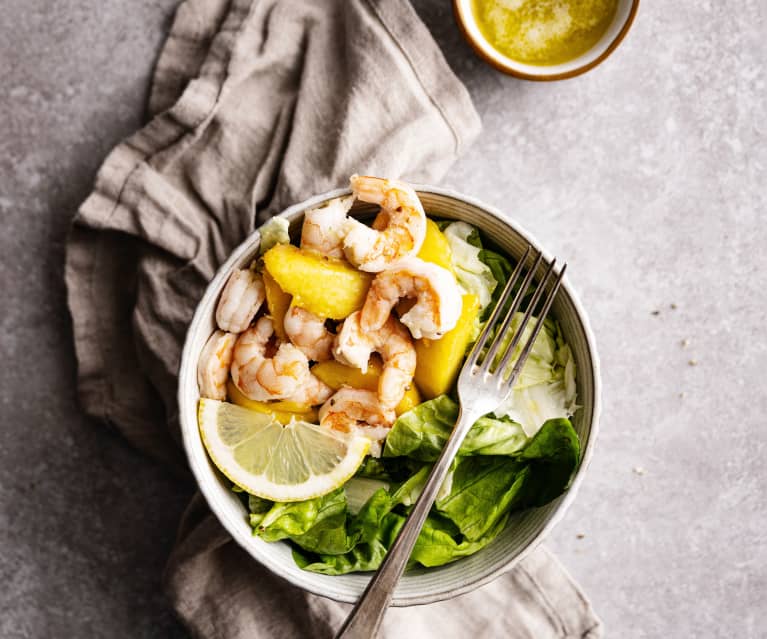 Salada de camarão e pêssego com vinagreta