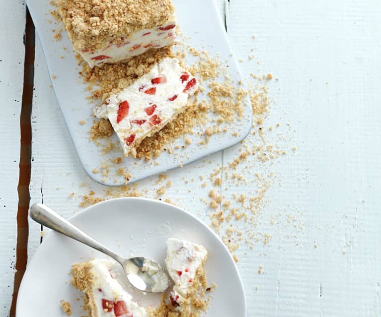 Gelado de morango com crumble de noz pecan