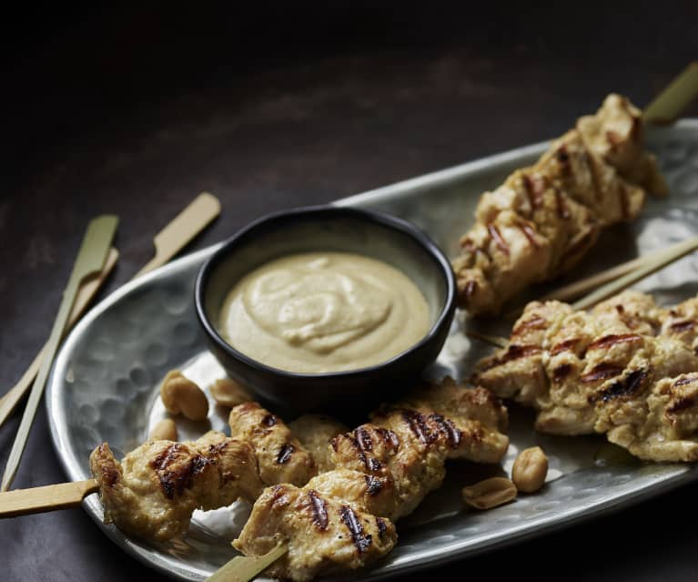 Brochettes de poulet en sauce satay aux cacahuètes