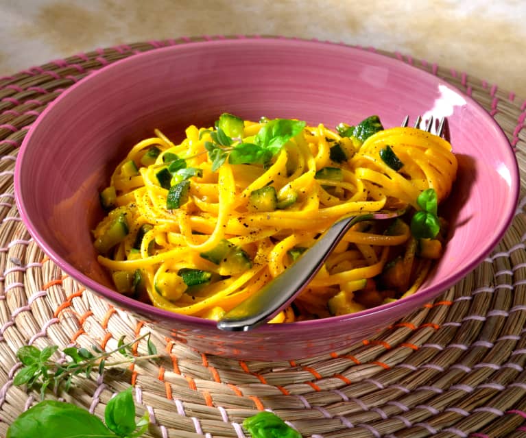 Spaghetti di zucchine con zafferano, sgombro e pachino