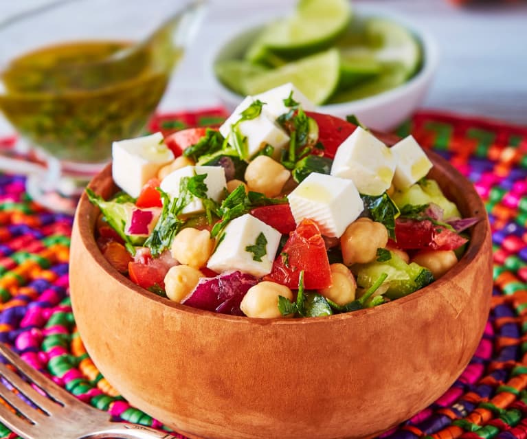 Bol de ensalada al gusto con salsa de garbanzos y Thermomix