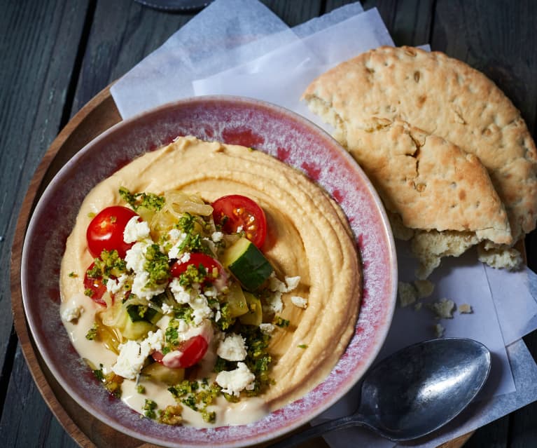 Hummus z gremolatą z cukinii i serem feta