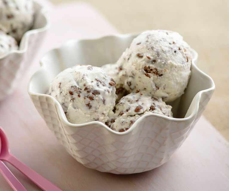 Gelado com crocante de chocolate e avelã