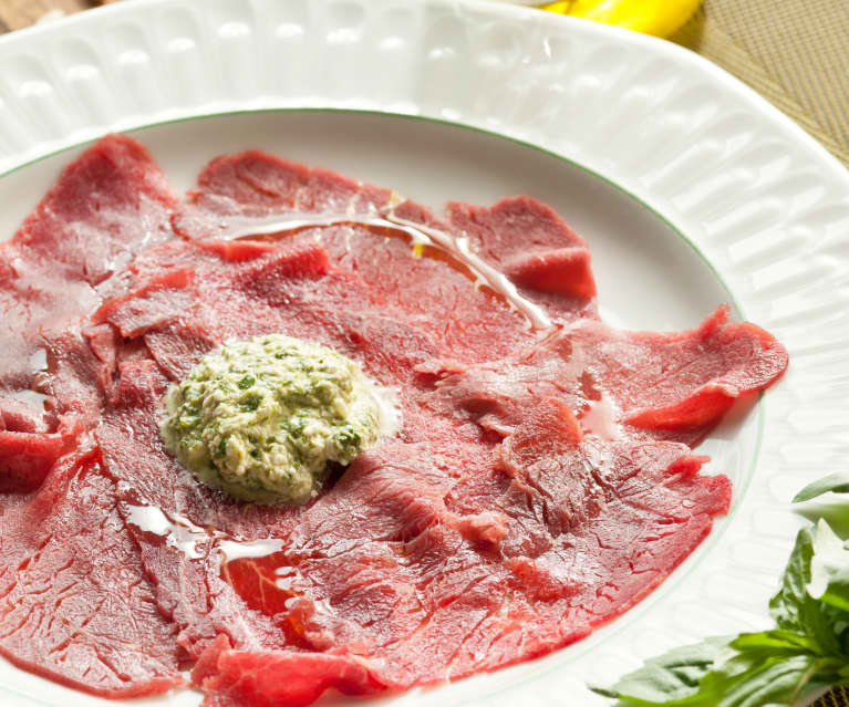 Carpaccio de ternera con salsa de piñones