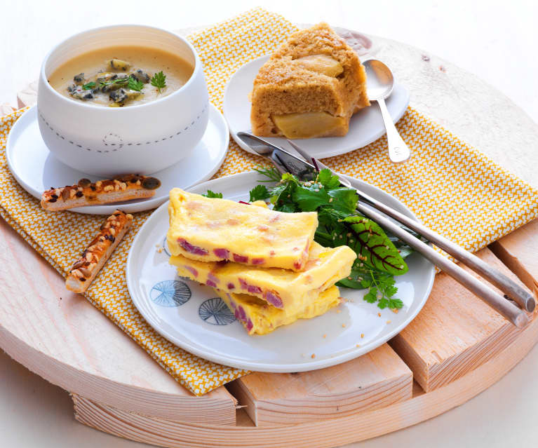 Velouté pomme-céleri, omelette aux lardons et gâteau moelleux aux pommes