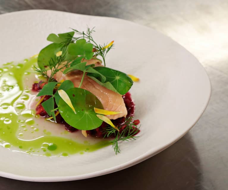 Rohkostsalat mit Vinaigrette und Saiblingfilet