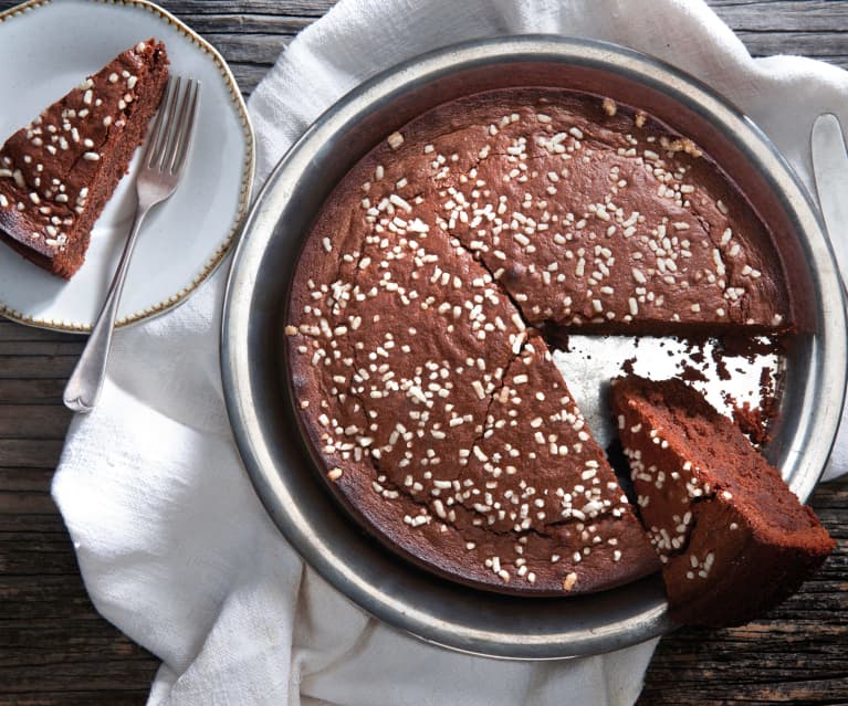 Torta morbida con frutta secca e cioccolato