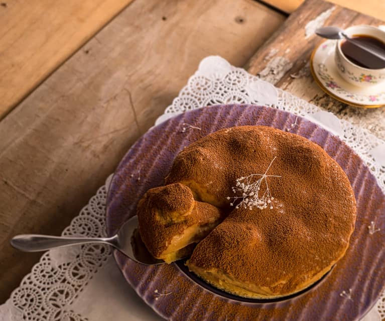 Pastel de chocolate con profiteroles