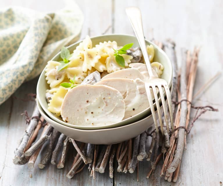 Poulet aux fromage ail et fines herbes, pâtes et champignons