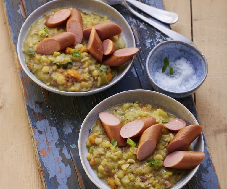 Erbsensuppe mit Würstchen