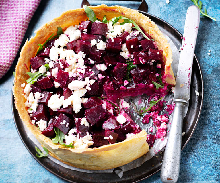 Tarta salada de remolacha, queso feta y rúcula