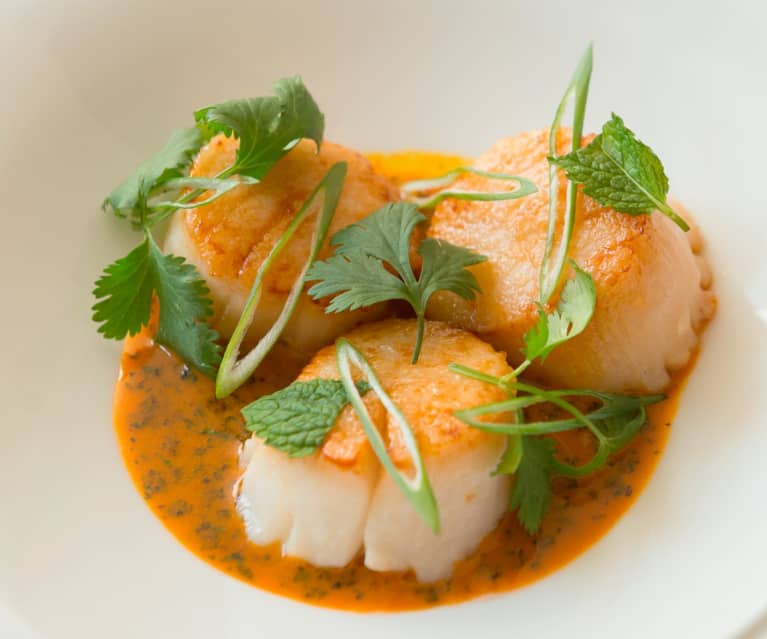Coquilles Saint-Jacques poêlées avec sauce carotte, gingembre et noix de coco (Hestan Cue™) Coquilles Saint-Jacques poêlées avec sauce carotte, gingembre et noix de coco (Hestan Cue™)