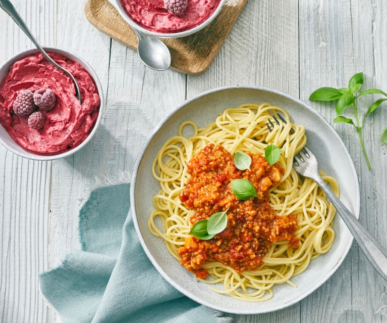 Grünkern-Bolognese mit Spaghetti und Basilikum-Himbeer-Eis