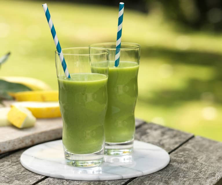 Smoothie épinards, banane, ananas et cacahuète